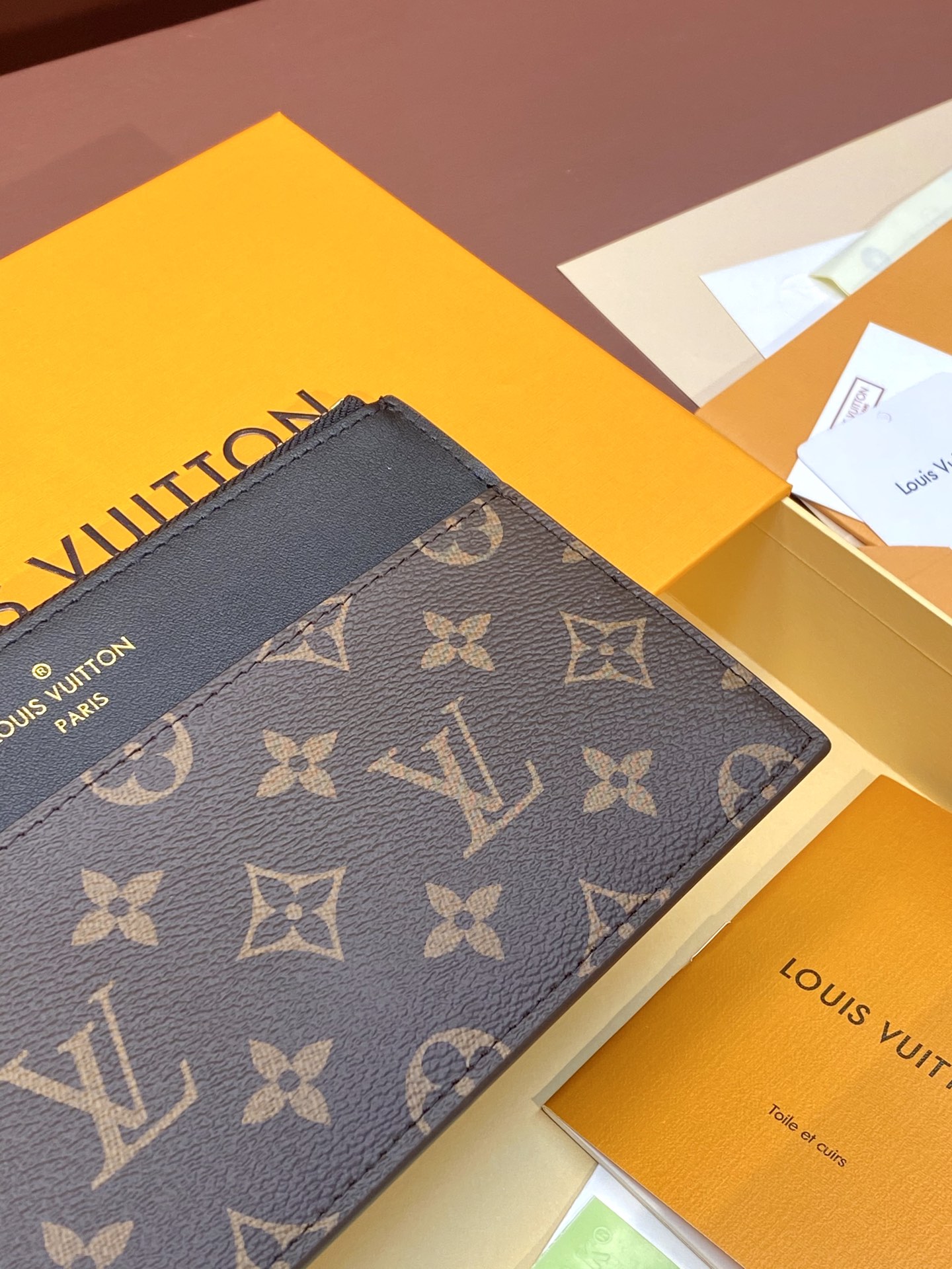 路易威登 LV 手拿包 Louis Vuitton M80348 Slim Purse:经典 Monogram 老花与极致纤薄的完美融合 – Image 7 路易威登 LV 手拿包 Louis Vuitton M80348 Slim Purse:经典 Monogram 老花与极致纤薄的完美融合 – Image 7