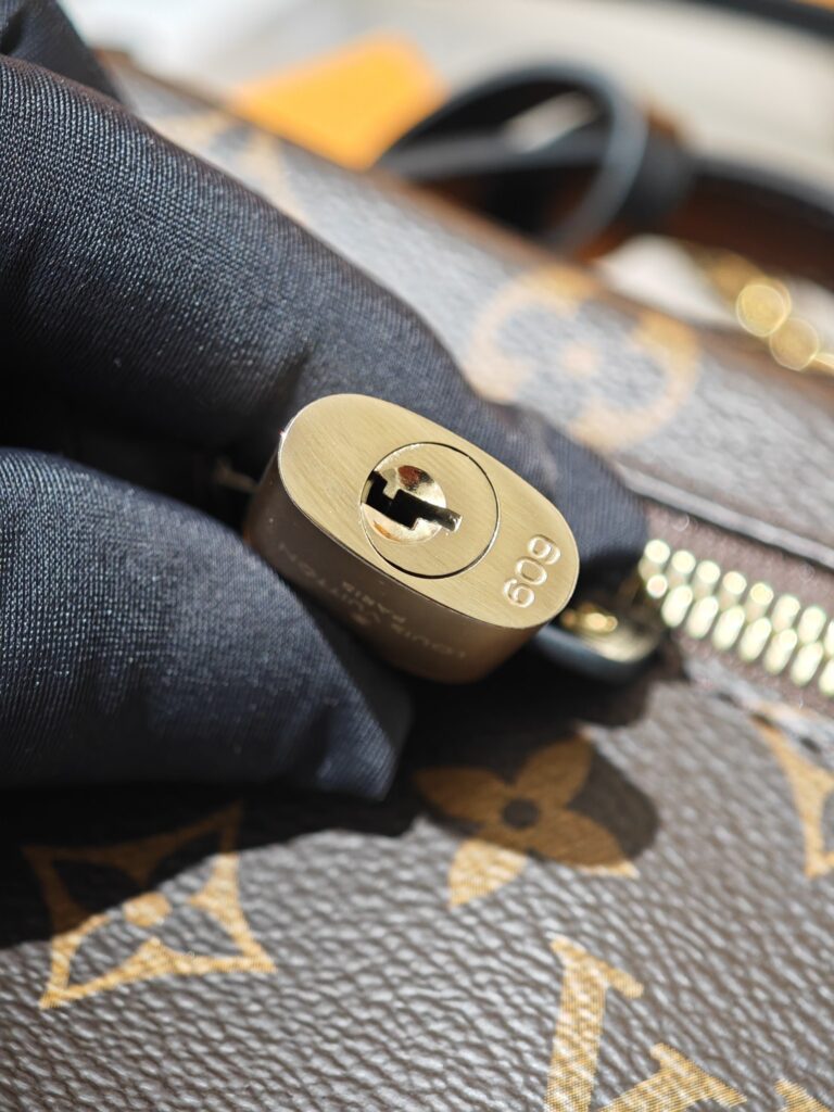 路易威登 Monogram LV 帆布化妆包 顶级复刻 – Image 6 路易威登 Monogram LV 帆布化妆包 顶级复刻 – Image 6