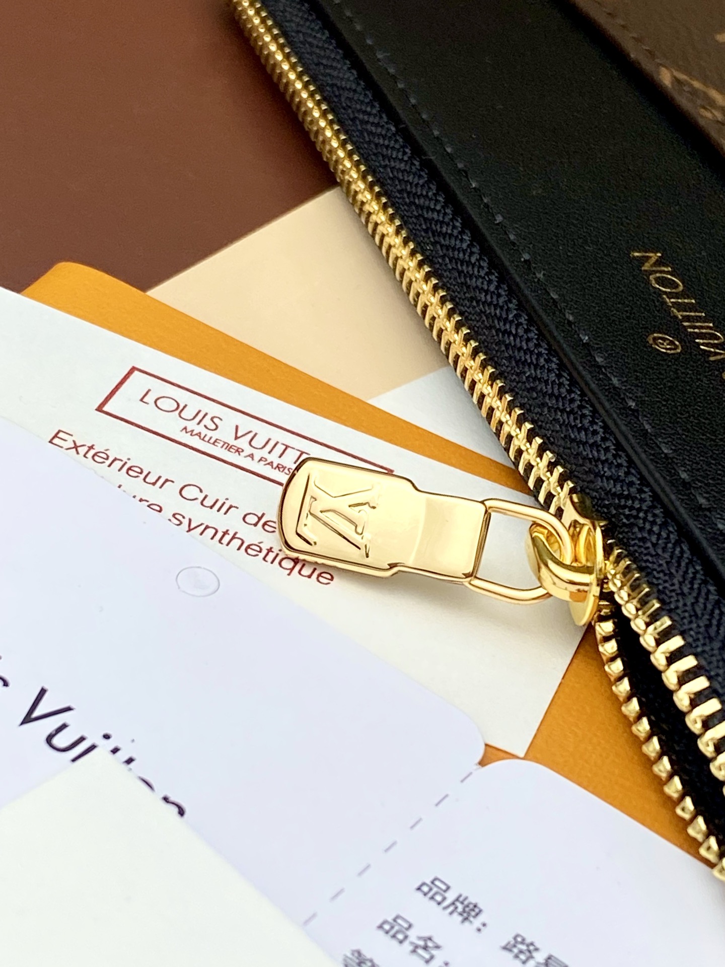 路易威登 LV 手拿包 Louis Vuitton M80348 Slim Purse:经典 Monogram 老花与极致纤薄的完美融合 – Image 8 路易威登 LV 手拿包 Louis Vuitton M80348 Slim Purse:经典 Monogram 老花与极致纤薄的完美融合 – Image 8