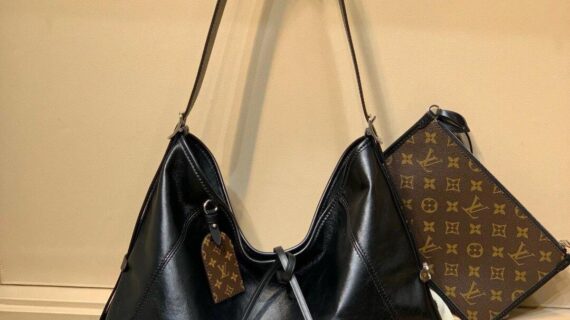 路易威登 CarryAll Dark MM 黑色小羊皮 Hobo LV流浪包39cm 轻松奢华的典范