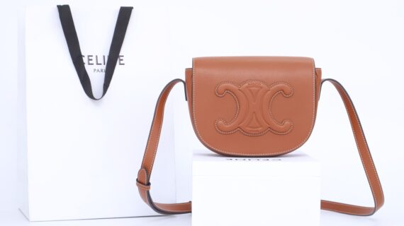 Celine 赛琳 焦糖色凯旋门浮雕马鞍包18.5cm Folco Cuir Triomphe 单肩包