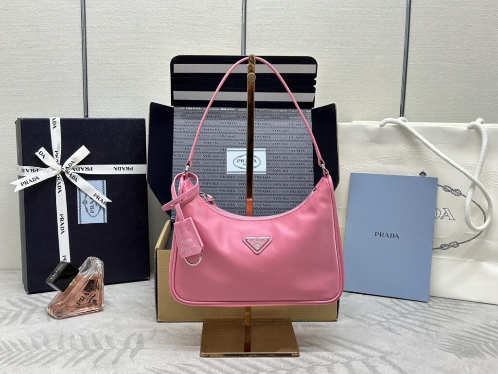 Prada 普拉达 Re-Edition 2005 樱花粉色尼龙腋下包 1NE204 顶级品质单肩包