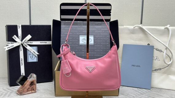 Prada 普拉达 Re-Edition 2005 樱花粉色尼龙腋下包 1NE204 顶级品质单肩包 Prada 普拉达 Re-Edition 2005 樱花粉色尼龙腋下包 1NE204 顶级品质单肩包