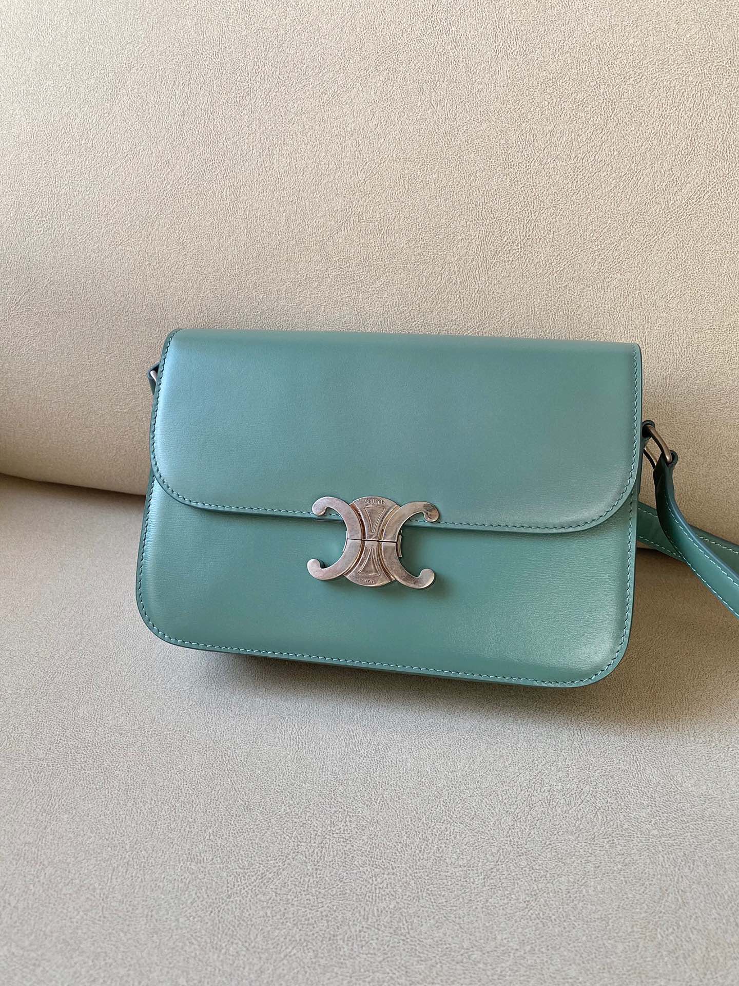 赛琳凯旋门包 Celine Triomphe 中号亮泽小牛皮肩背包 5色可选 法式复古 – Image 1 赛琳凯旋门包 Celine Triomphe 中号亮泽小牛皮肩背包 5色可选 法式复古 – Image 1