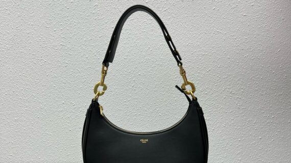 CELINE 赛琳 经典腋下包25cm AVA STRAP 黑色小牛皮新月包 可调节肩带 CELINE 赛琳 经典腋下包25cm AVA STRAP 黑色小牛皮新月包 可调节肩带