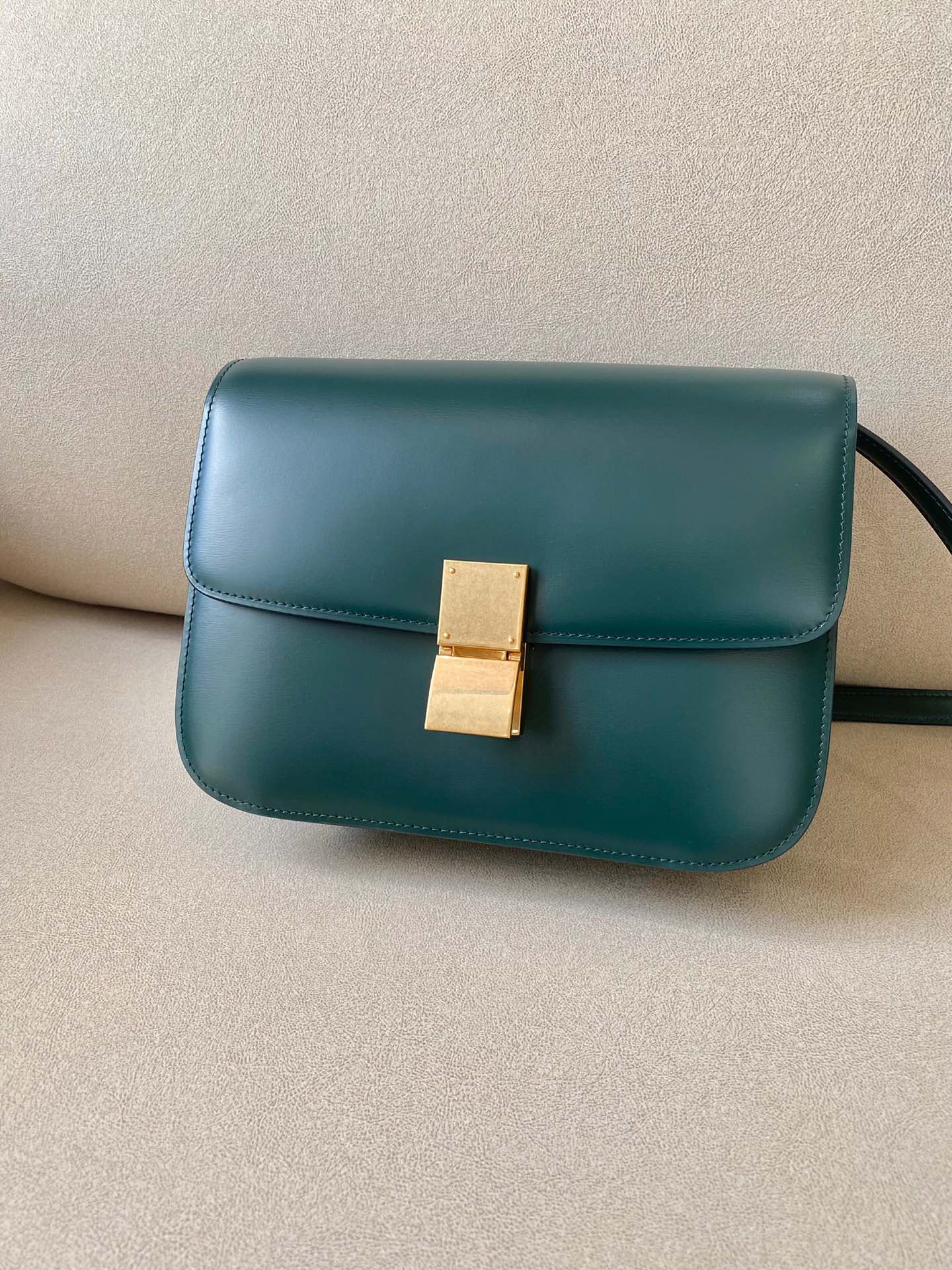 Celine 赛琳中号豆腐包 24cm Classic Box 细横纹小牛皮单肩斜挎包 6色可选 – Image 1 Celine 赛琳中号豆腐包 24cm Classic Box 细横纹小牛皮单肩斜挎包 6色可选 – Image 1