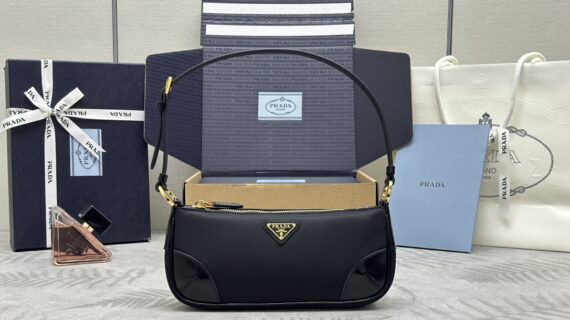 Prada 普拉达 Re-Edition 2002 尼龙腋下包 1BC201 单肩包 Prada 普拉达 Re-Edition 2002 尼龙腋下包 1BC201 单肩包