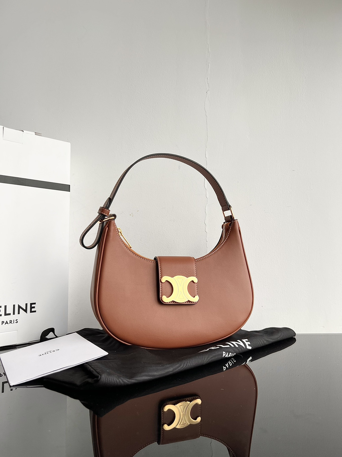 CELINE 赛琳 棕色牛皮凯旋门腋下包 AVA TRIOMPHE 经典复古半月包23cm 1