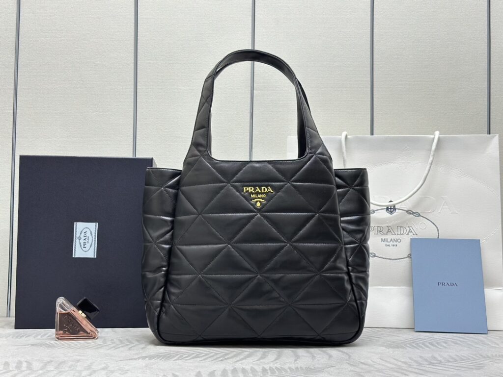 普拉达 Prada 菱格羊皮大号购物袋流浪包 高颜值与大容量1BG449