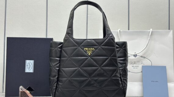 普拉达 Prada 菱格羊皮大号购物袋流浪包 高颜值与大容量1BG449 普拉达 Prada 菱格羊皮大号购物袋流浪包 高颜值与大容量1BG449