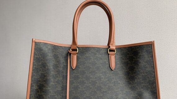 赛琳 CELINE 标志印花牛皮横款手提包43cm 黄褐色凯旋门 Canvas 托特包 TRIOMPHE 赛琳 CELINE 标志印花牛皮横款手提包43cm 黄褐色凯旋门 Canvas 托特包 TRIOMPHE