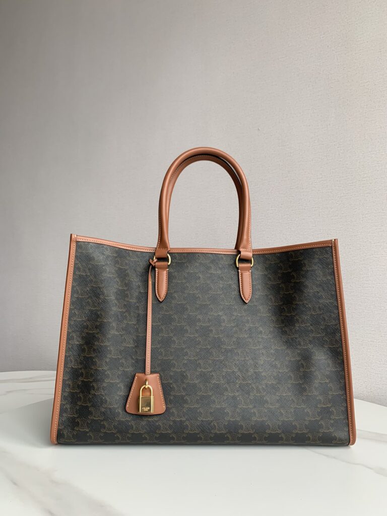 赛琳 CELINE 标志印花牛皮横款手提包43cm 黄褐色凯旋门 Canvas 托特包 TRIOMPHE – Image 1 赛琳 CELINE 标志印花牛皮横款手提包43cm 黄褐色凯旋门 Canvas 托特包 TRIOMPHE – Image 1