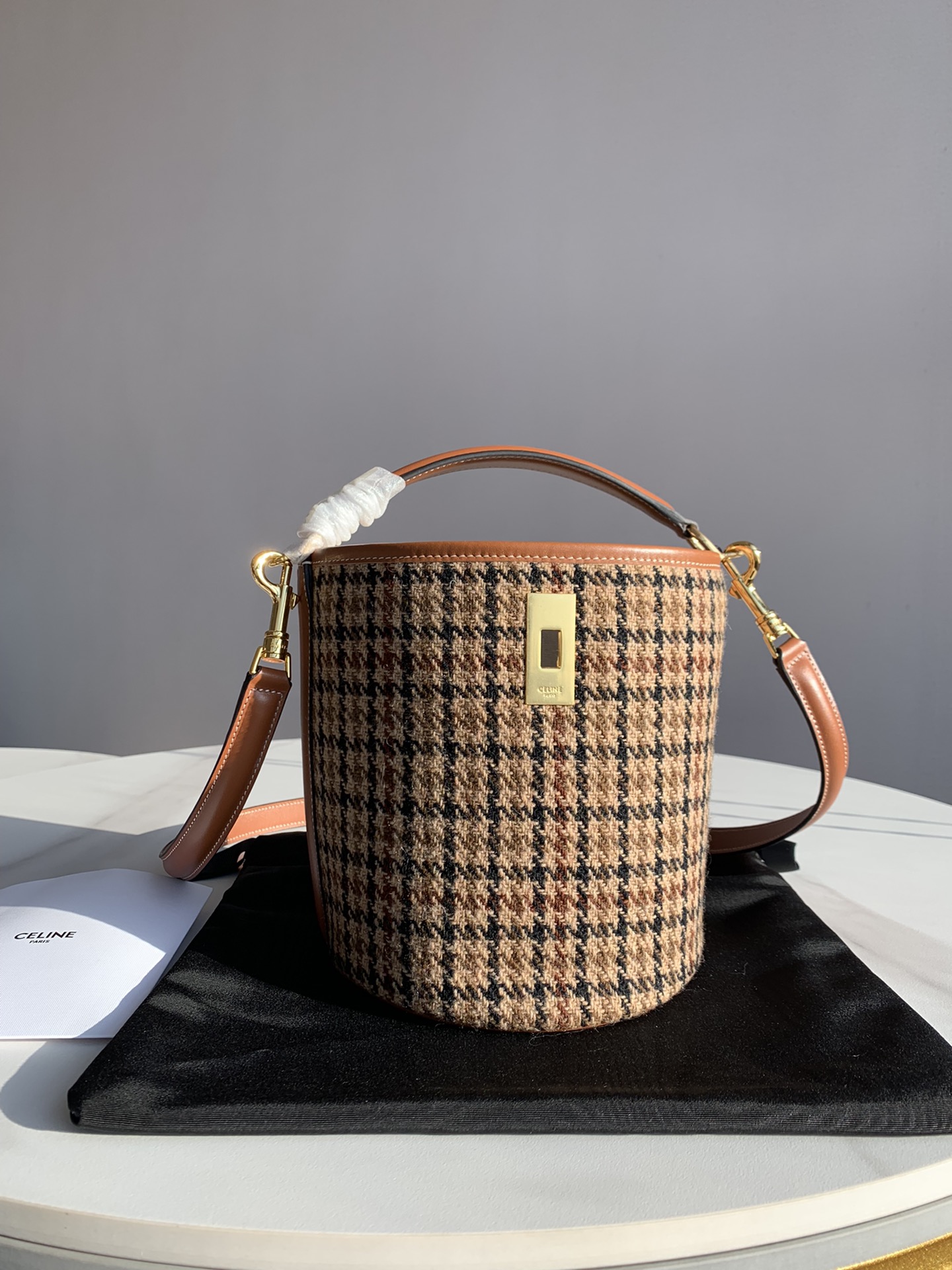 CELINE 赛琳水桶包16x18cm 千鸟格与棕色小牛皮手提包Teen Bucket 16 – Image 1 CELINE 赛琳水桶包16x18cm 千鸟格与棕色小牛皮手提包Teen Bucket 16 – Image 1