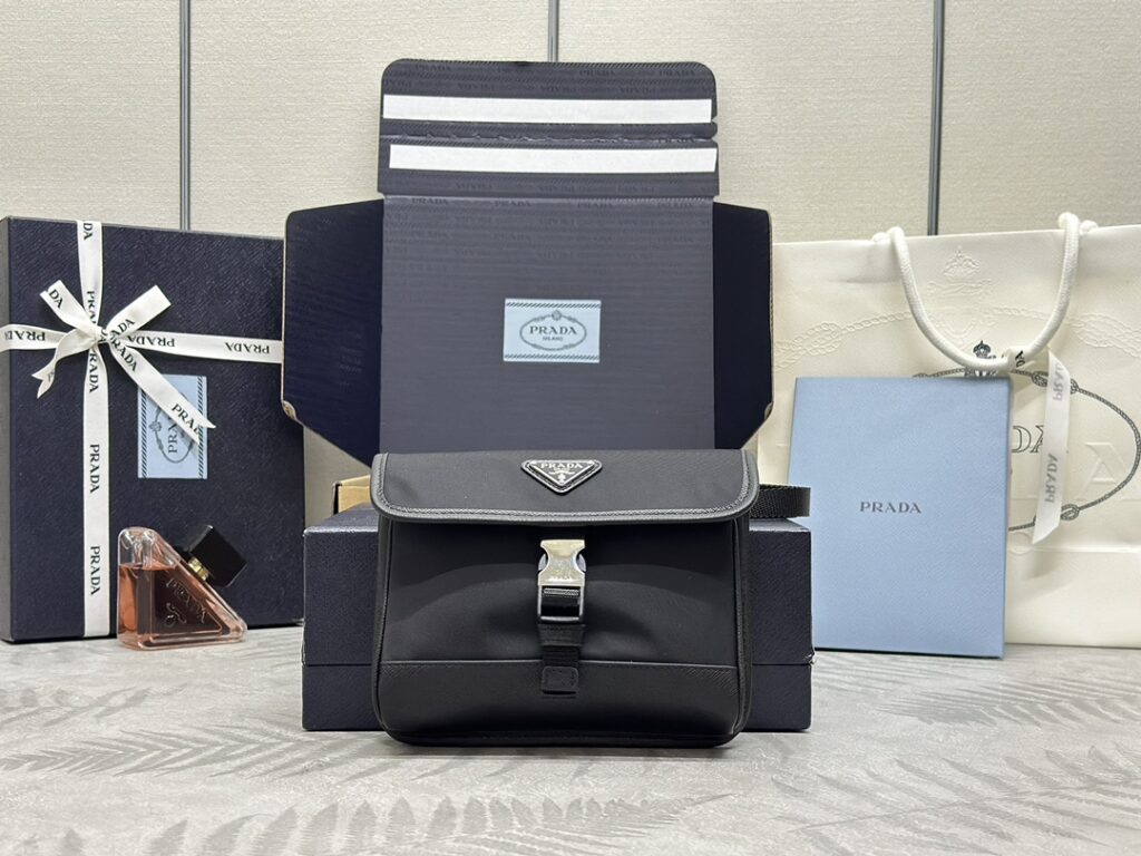 PRADA 普拉达 2ZH108 迷你邮差包 复古机能风与顶级工艺