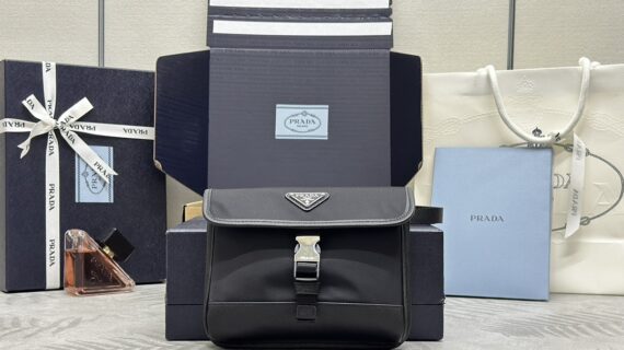 PRADA 普拉达 2ZH108 迷你邮差包 复古机能风与顶级工艺 PRADA 普拉达 2ZH108 迷你邮差包 复古机能风与顶级工艺