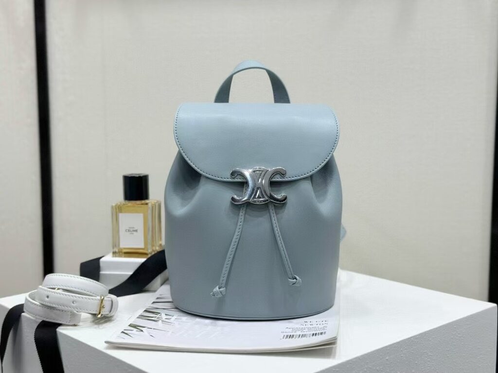 Celine 赛琳 Triomphe 凯旋门系列 冰川蓝亮面小牛皮女士双肩包 迷你背包 – Image 1 Celine 赛琳 Triomphe 凯旋门系列 冰川蓝亮面小牛皮女士双肩包 迷你背包 – Image 1