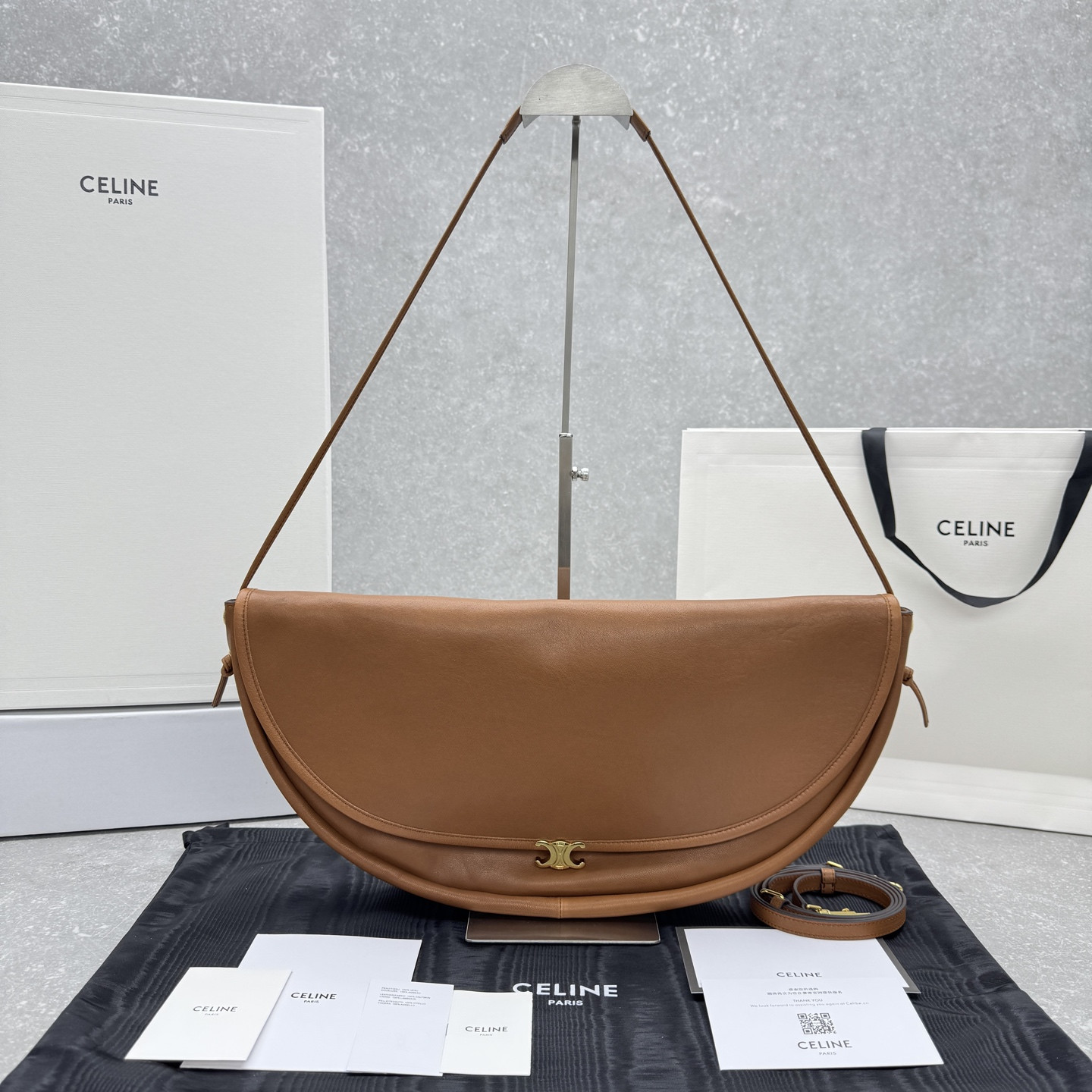 CELINE 赛琳 HALFMOON 半月包46cm 法式复古慵懒风单肩包 2026春夏款 – Image 1 CELINE 赛琳 HALFMOON 半月包46cm 法式复古慵懒风单肩包 2026春夏款 – Image 1