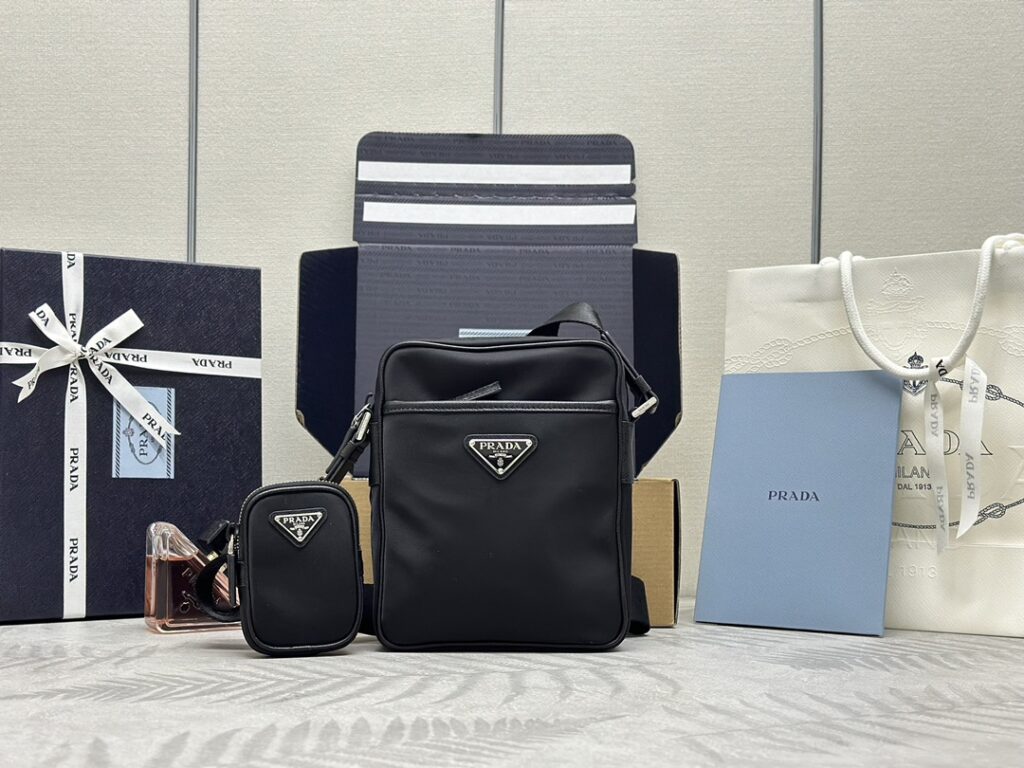 普拉达 PRADA 三合一尼龙斜挎包20cm 2VH112