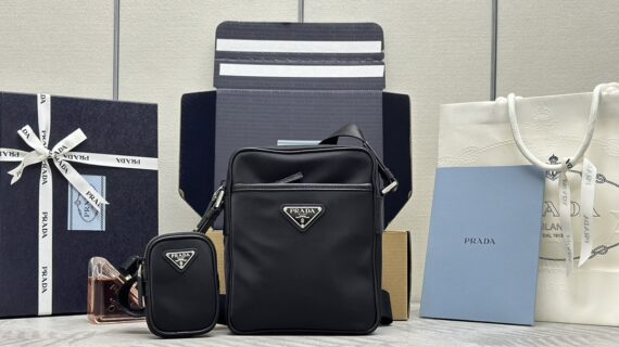 普拉达 PRADA 三合一尼龙斜挎包20cm 2VH112 普拉达 PRADA 三合一尼龙斜挎包20cm 2VH112