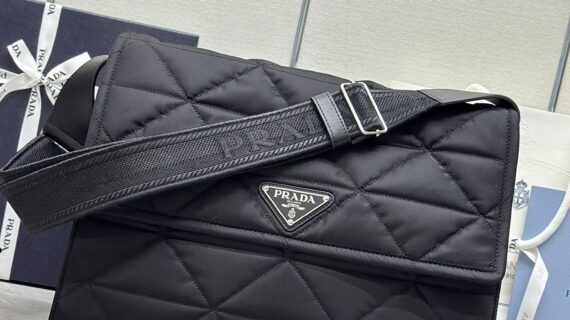 普拉达 Prada 菱格纹尼龙邮差包36cm 潮人必备通勤神包 普拉达 Prada 菱格纹尼龙邮差包36cm 潮人必备通勤神包