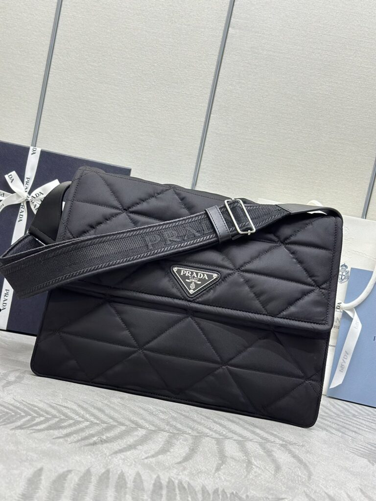 普拉达 Prada 菱格纹尼龙邮差包36cm 潮人必备通勤神包