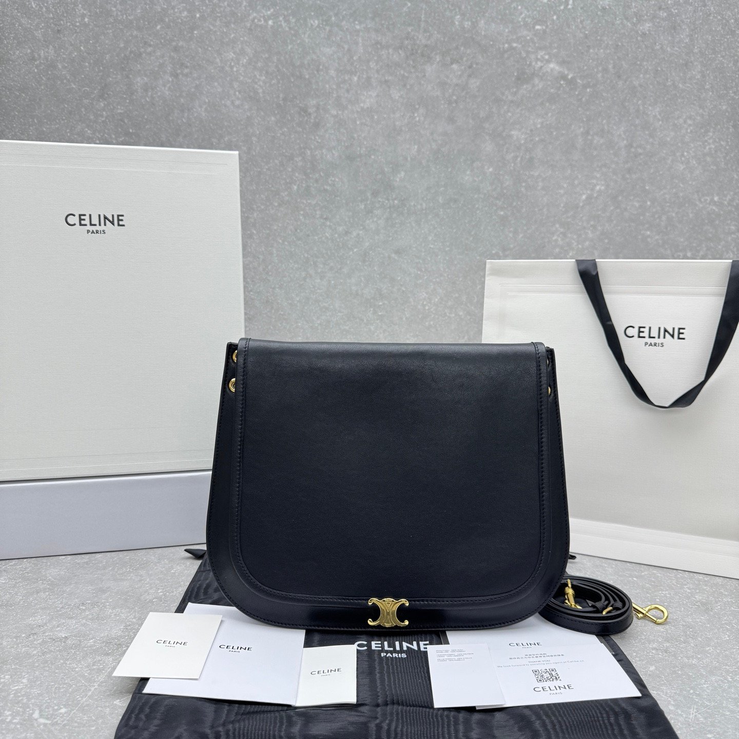 1-226.jpeg Celine 赛琳 亮泽小羊皮超大号单肩包32cm Soft Triomphe 女士Besace包 - 图片 2