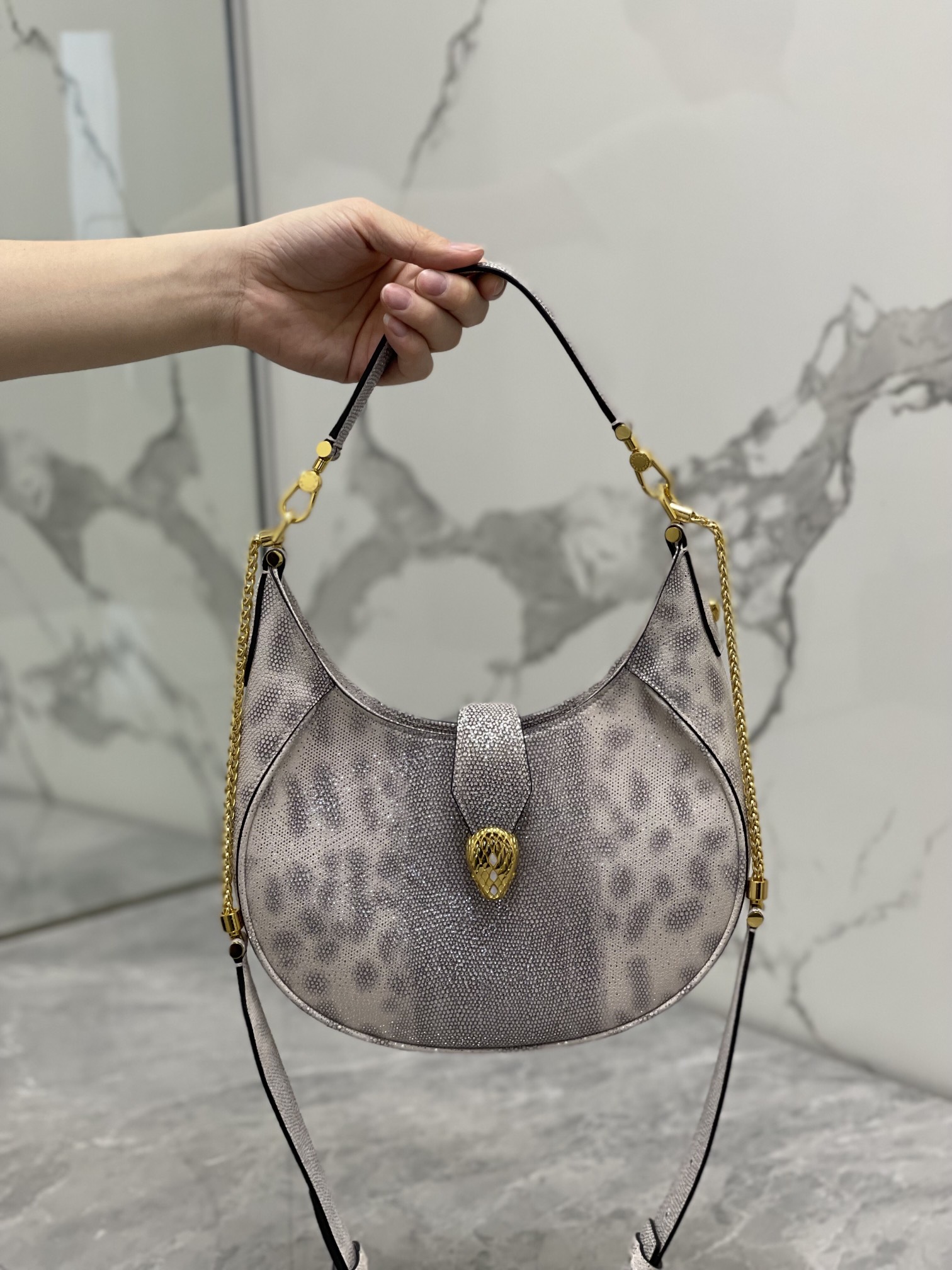 BVLGARI 宝格丽 SERPENTI ELLIPSE 系列半月包 银粉小牛皮奢华斜挎单肩包 19.5cm/25.5cm BVLGARI 宝格丽 SERPENTI ELLIPSE 系列半月包 银粉小牛皮奢华斜挎单肩包 19.5cm/25.5cm