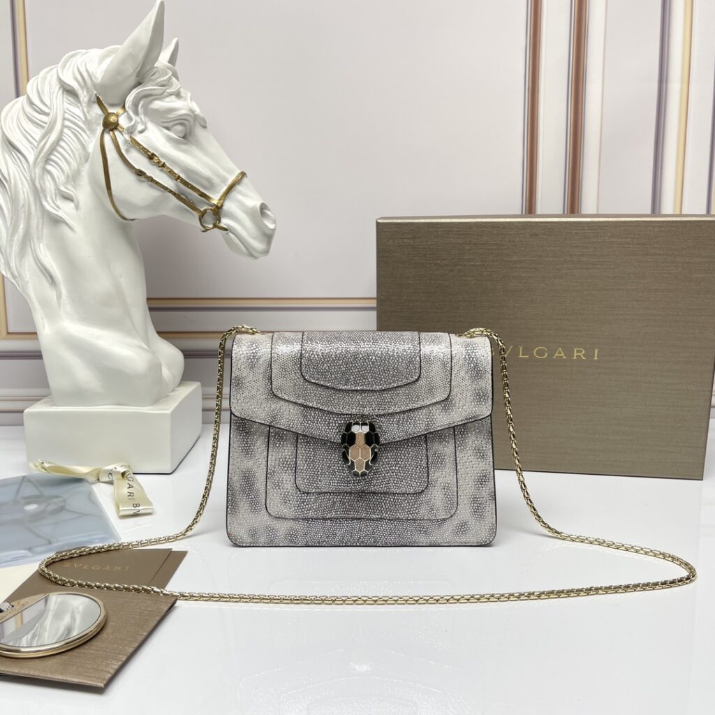 BVLGARI宝格丽 Serpenti Forever 银白色水蛇皮翻盖包 奢华蛇头包单肩斜挎包 20cm – Image 1 BVLGARI宝格丽 Serpenti Forever 银白色水蛇皮翻盖包 奢华蛇头包单肩斜挎包 20cm – Image 1