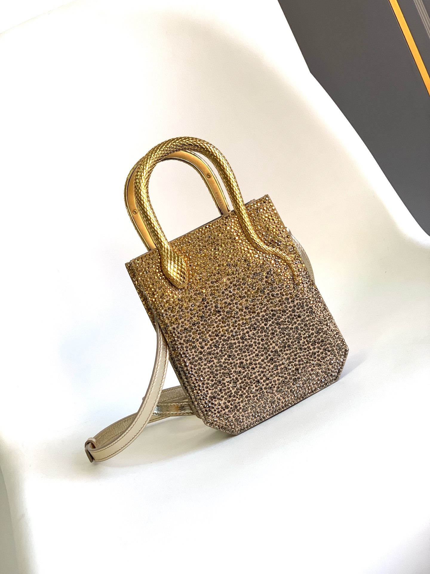 BVLGARI 宝格丽 SERPENTINE 灵蛇水晶渐变迷你托特包 奢华麂皮两色两用手袋 13×17.5cm 芯片版 – Image 2 BVLGARI 宝格丽 SERPENTINE 灵蛇水晶渐变迷你托特包 奢华麂皮两色两用手袋 13×17.5cm 芯片版 – Image 2