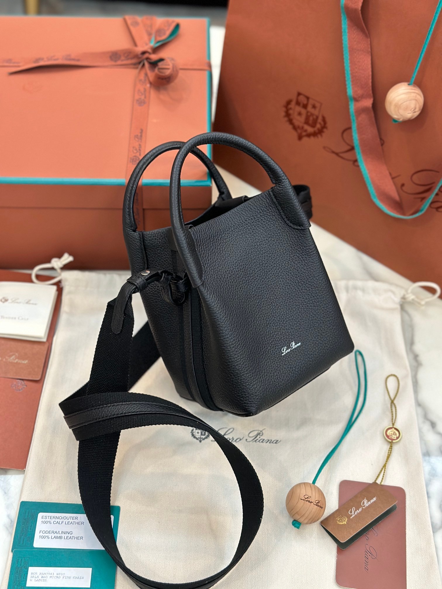 1-257.jpeg Loro Piana 诺悠翩雅 Bale 迷你水桶包16x23cm 粒面小牛皮肩背与斜挎手袋 - 图片 2