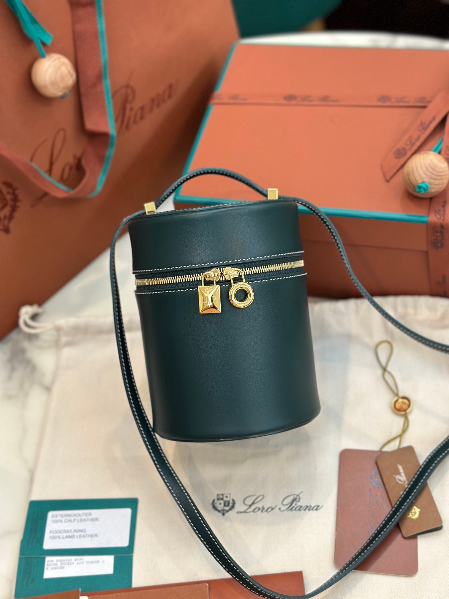 1-258.jpeg Loro Piana 诺悠翩雅 Extracase 水桶包 12x12x16cm 奢华小牛皮手袋 女士设计师款皮革化妆包 - 图片 2