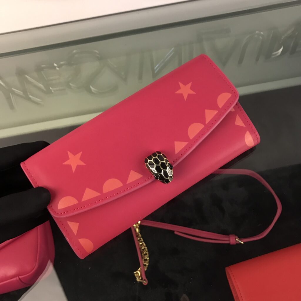 宝格丽 BVLGARI 经典蛇头扣拉链长款钱夹 19cm 玫红星形印花女士斜挎链条包 – Image 1 宝格丽 BVLGARI 经典蛇头扣拉链长款钱夹 19cm 玫红星形印花女士斜挎链条包 – Image 1