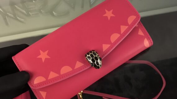 宝格丽 BVLGARI 经典蛇头扣拉链长款钱夹 19cm 玫红星形印花女士斜挎链条包 宝格丽 BVLGARI 经典蛇头扣拉链长款钱夹 19cm 玫红星形印花女士斜挎链条包