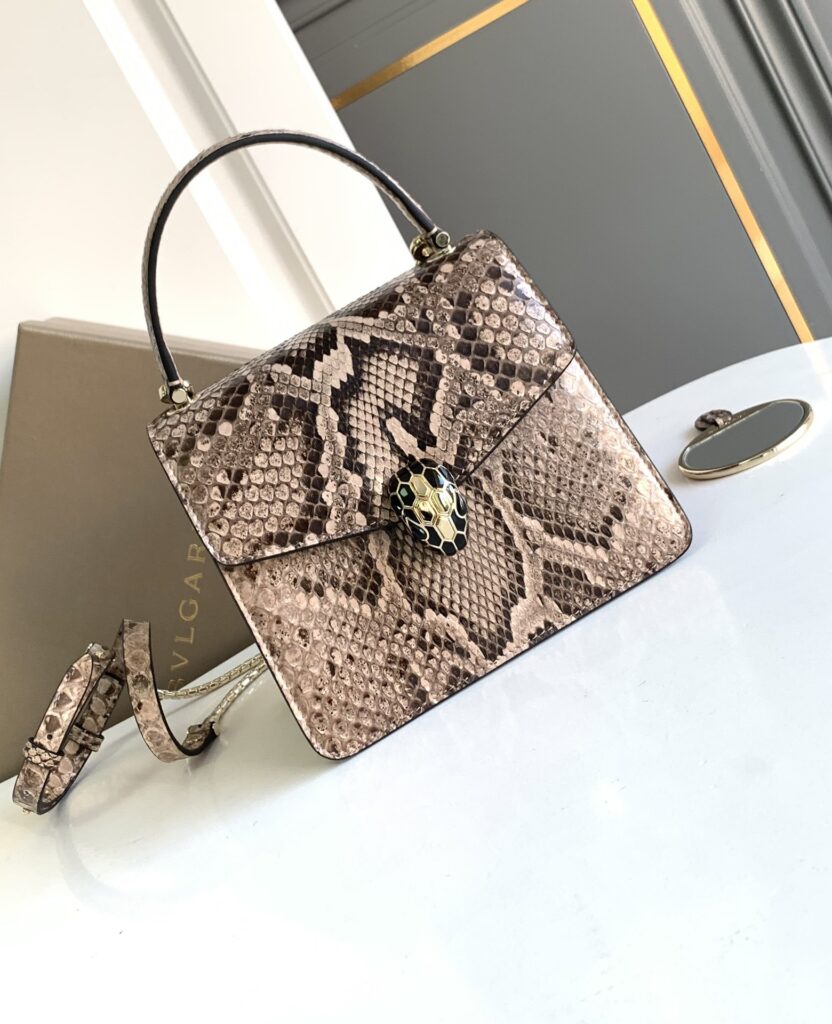 BVLGARI 宝格丽 Serpenti Forever 迷雾蛋白石灰色亮面蟒蛇皮蛇头包 奢华手提斜挎包 2种尺寸 – Image 2 BVLGARI 宝格丽 Serpenti Forever 迷雾蛋白石灰色亮面蟒蛇皮蛇头包 奢华手提斜挎包 2种尺寸 – Image 2
