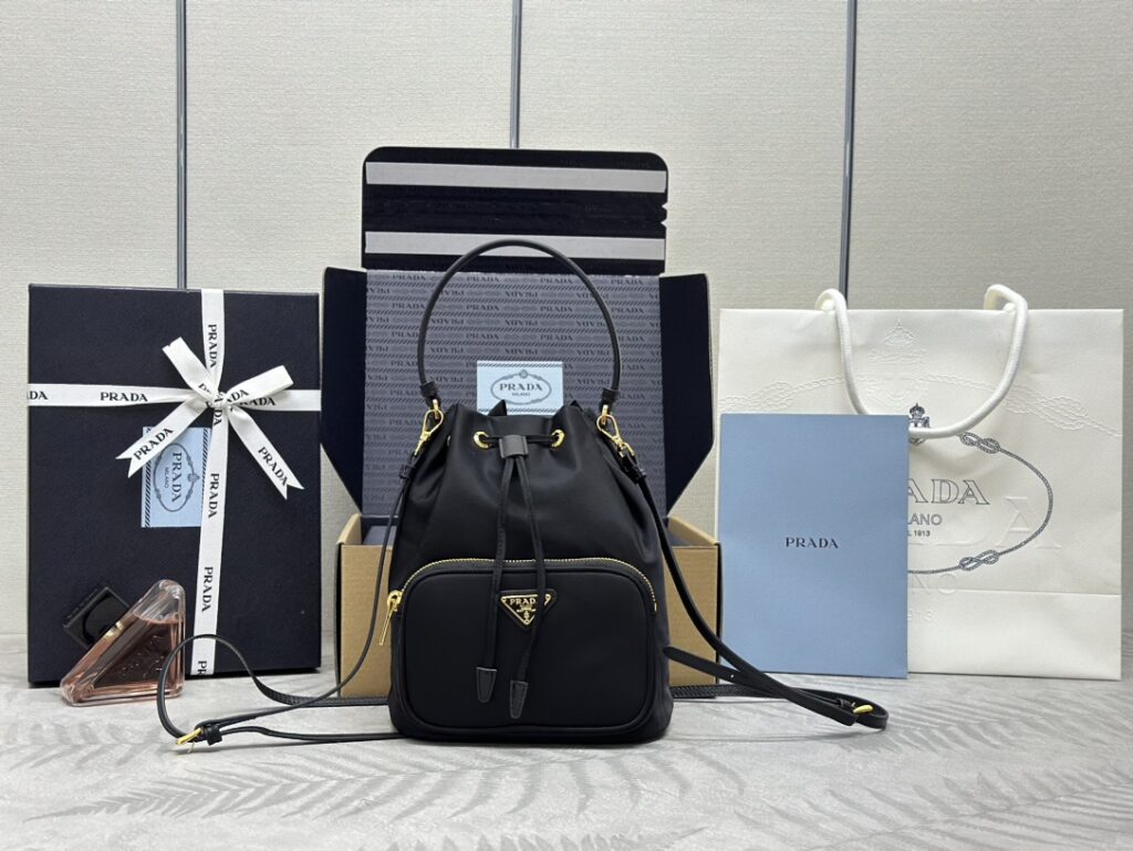 普拉达 Prada 经典黑色尼龙水桶包 1BH038
