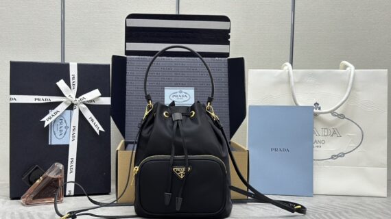 普拉达 Prada 经典黑色尼龙水桶包 1BH038 普拉达 Prada 经典黑色尼龙水桶包 1BH038