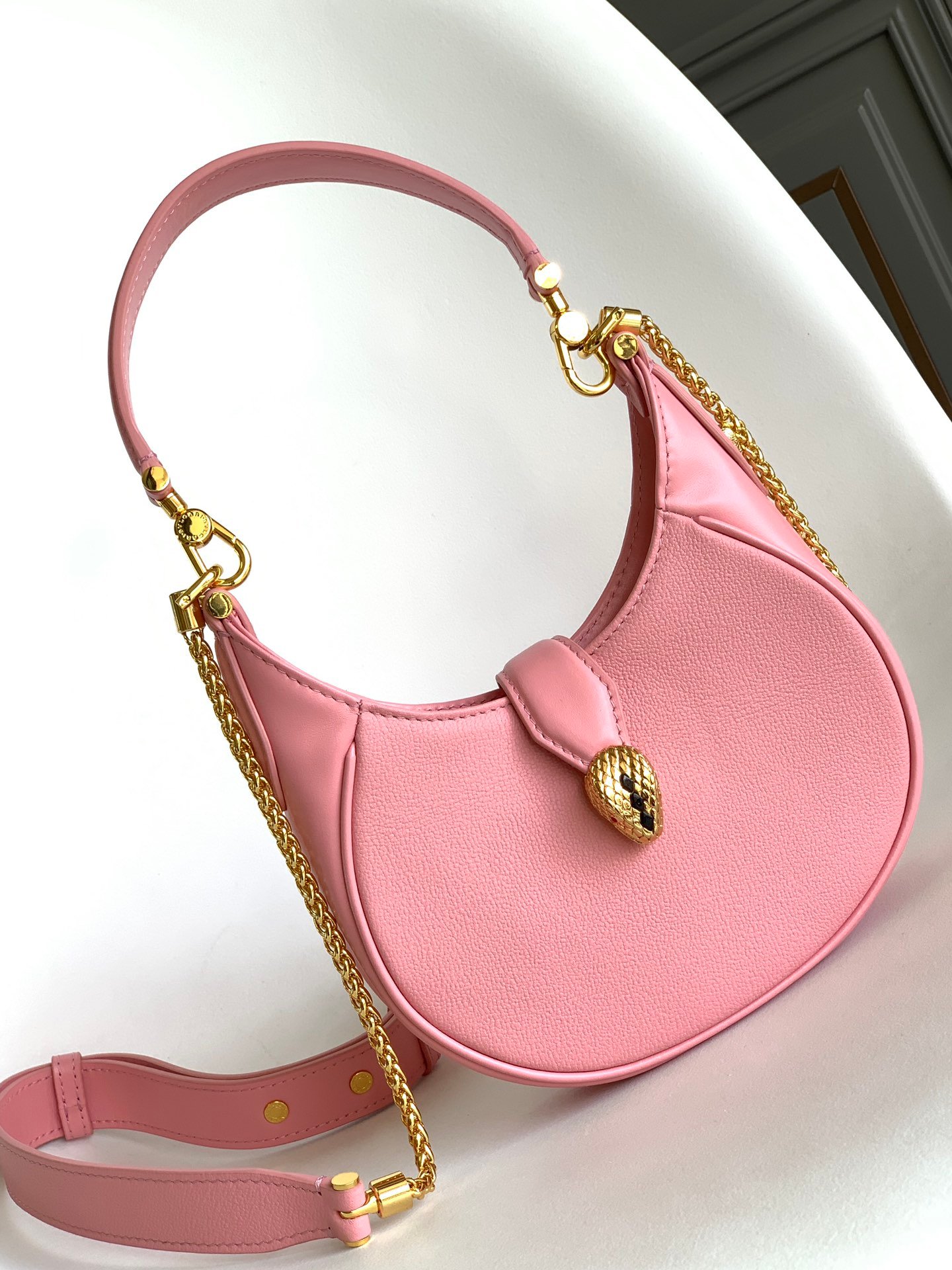 1-280.jpeg BVLGARI 宝格丽 Serpenti Ellipse 系列小型斜挎包20cm 小牛皮半月形 Hobo 单肩包 配蛇头搭扣 - 图片 2