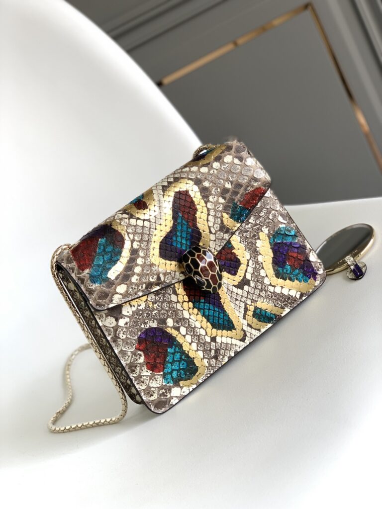 BVLGARI 宝格丽 Serpenti Forever 蛇头包 珍贵白玛瑙炫彩Lunar蟒蛇皮斜挎包 链条包 20cm/27cm奢华晚宴包 – Image 2 BVLGARI 宝格丽 Serpenti Forever 蛇头包 珍贵白玛瑙炫彩Lunar蟒蛇皮斜挎包 链条包 20cm/27cm奢华晚宴包 – Image 2