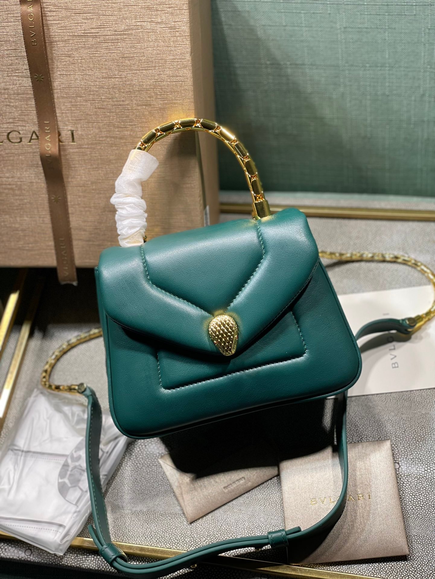 1-283.jpeg BVLGARI 宝格丽 Serpenti Reverse 小型绗缝小牛皮手提包20cm 配蛇形金属手柄和斜挎肩带 - 图片 2