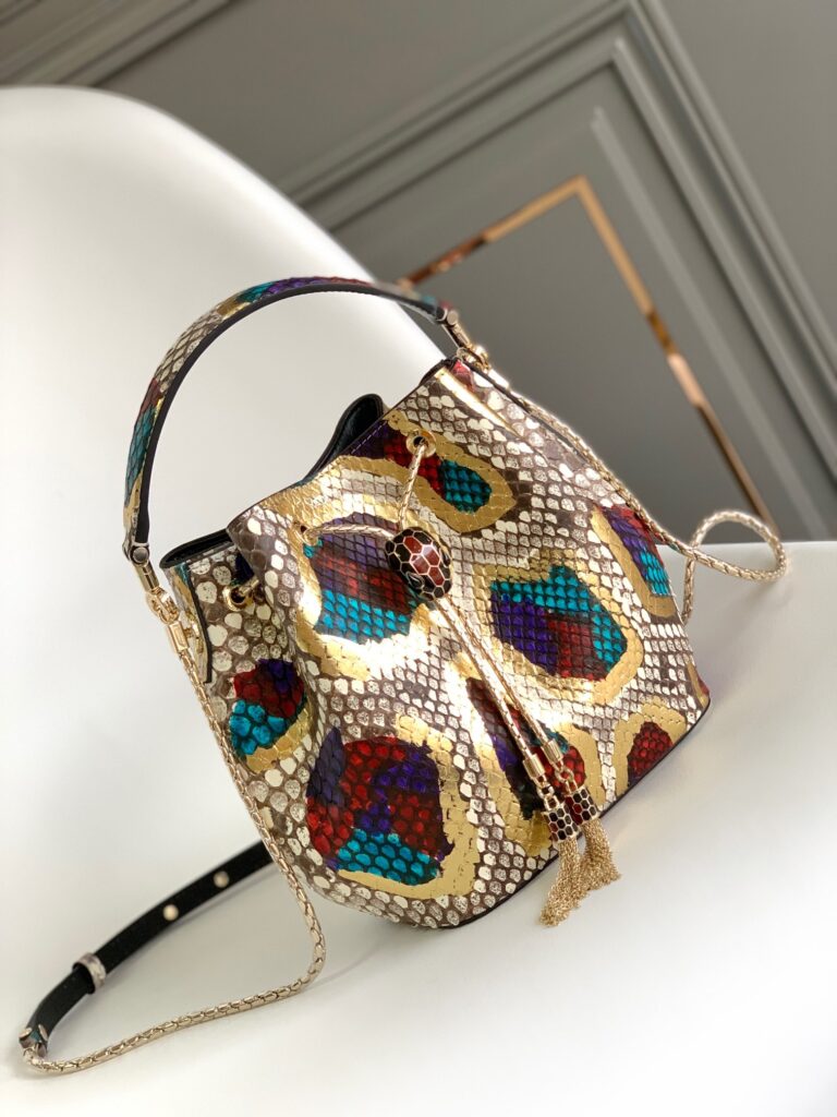 BVLGARI 宝格丽 Serpenti Forever 蟒蛇皮水桶包 奢华满天星与炫彩玛瑙拼色女士斜挎手提包 2尺寸 – Image 2 BVLGARI 宝格丽 Serpenti Forever 蟒蛇皮水桶包 奢华满天星与炫彩玛瑙拼色女士斜挎手提包 2尺寸 – Image 2