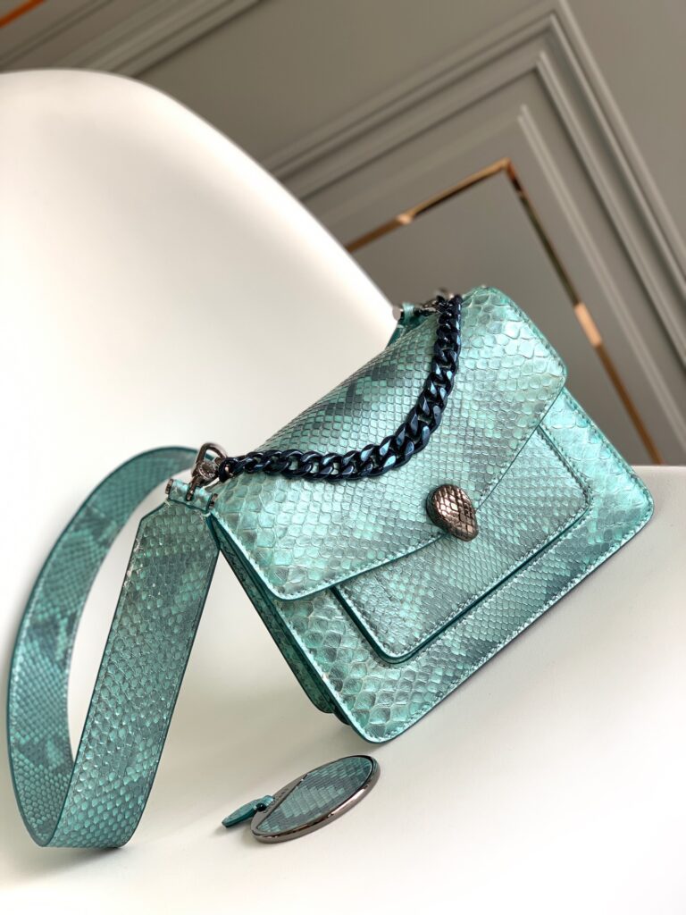 BVLGARI 宝格丽 Serpenti Forever 蟒蛇皮女包 海蓝宝石浅蓝色 MaxiChain 蛇头包 中号/小号 – Image 2 BVLGARI 宝格丽 Serpenti Forever 蟒蛇皮女包 海蓝宝石浅蓝色 MaxiChain 蛇头包 中号/小号 – Image 2