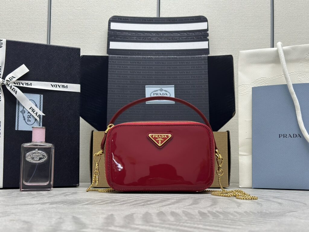 普拉达 PRADA 红色漆皮迷你包 复刻界的红色时尚天花板1NR025