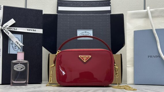 普拉达 PRADA 红色漆皮迷你包 复刻界的红色时尚天花板1NR025 普拉达 PRADA 红色漆皮迷你包 复刻界的红色时尚天花板1NR025