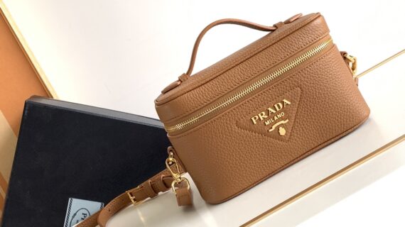 普拉达 PRADA 焦糖色鹿皮纹盒子包18cm 配肩带化妆包 普拉达 PRADA 焦糖色鹿皮纹盒子包18cm 配肩带化妆包