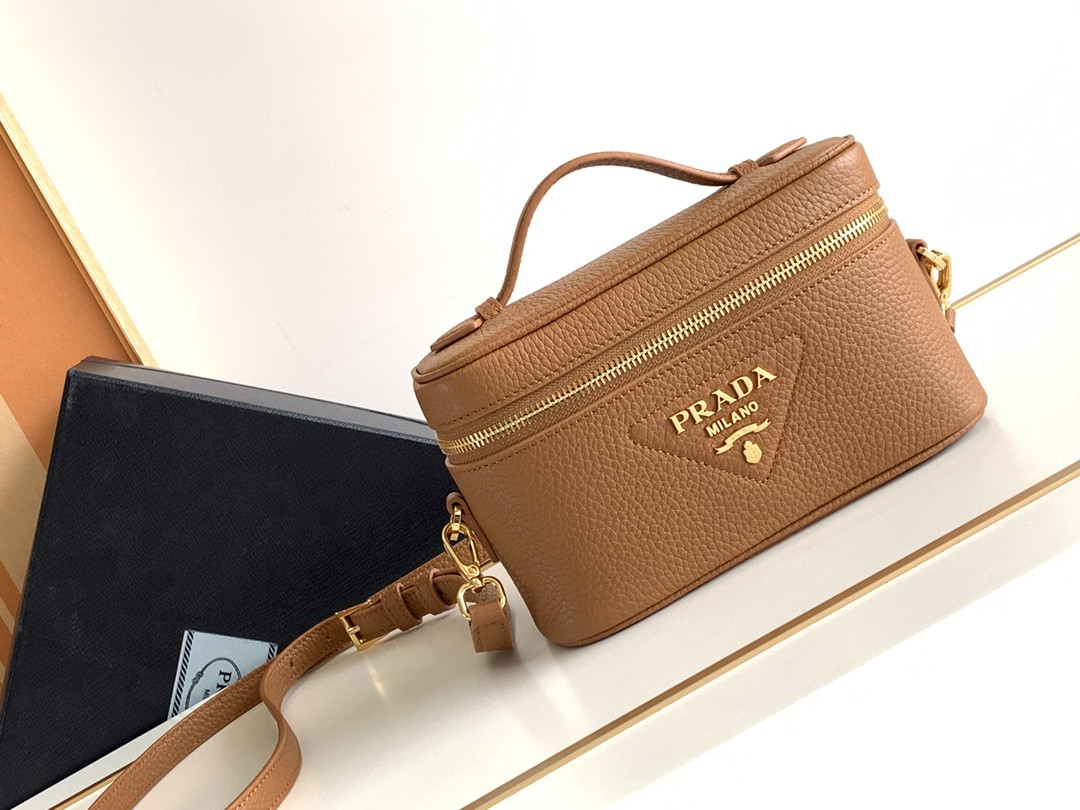 普拉达 PRADA 焦糖色鹿皮纹盒子包18cm 配肩带化妆包 1