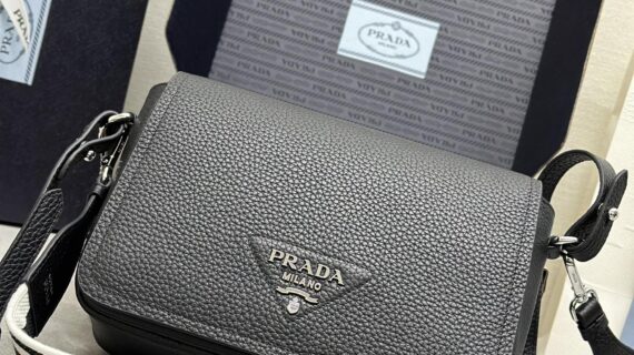 普拉达 PRADA 鹿皮纹牛皮双肩带邮差包 1BD314细节解析与穿搭指南 普拉达 PRADA 鹿皮纹牛皮双肩带邮差包 1BD314细节解析与穿搭指南