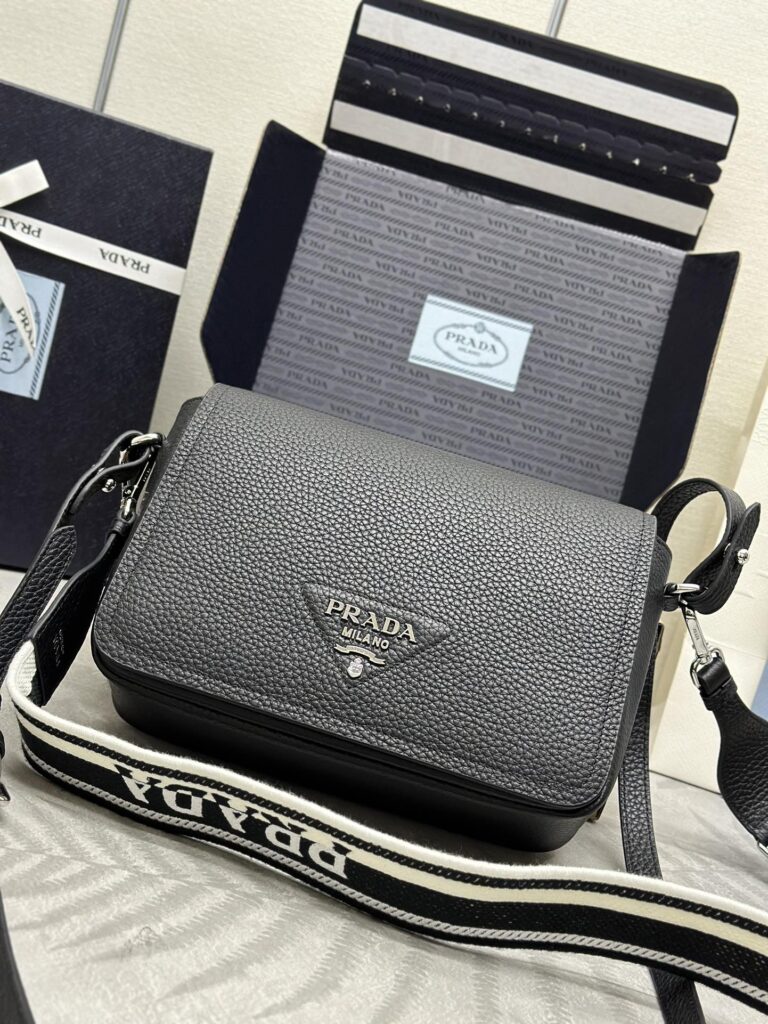 普拉达 PRADA 鹿皮纹牛皮双肩带邮差包 1BD314细节解析与穿搭指南