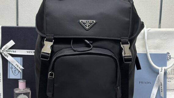 普拉达 Prada 降落伞尼龙双肩包27x45x17cm 经典实用型背包2VZ135 普拉达 Prada 降落伞尼龙双肩包27x45x17cm 经典实用型背包2VZ135