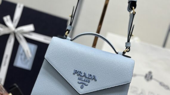 普拉达 斜挎包 Prada Monochrome 手袋 Saffiano 皮革与时尚刺绣肩带的完美结合 普拉达 斜挎包 Prada Monochrome 手袋 Saffiano 皮革与时尚刺绣肩带的完美结合
