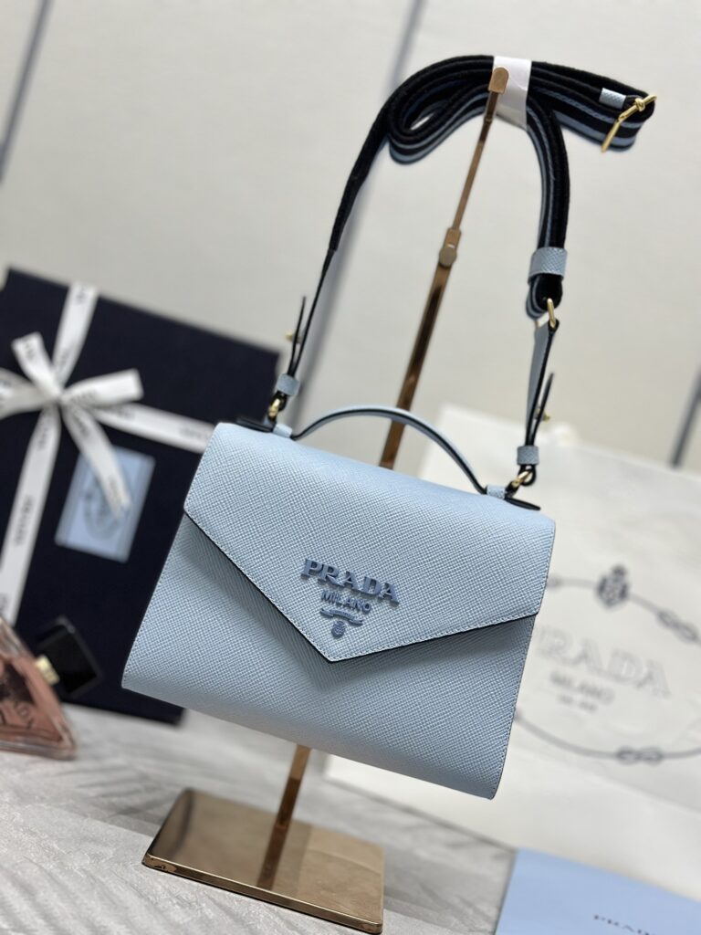 普拉达 斜挎包 Prada Monochrome 手袋 Saffiano 皮革与时尚刺绣肩带的完美结合